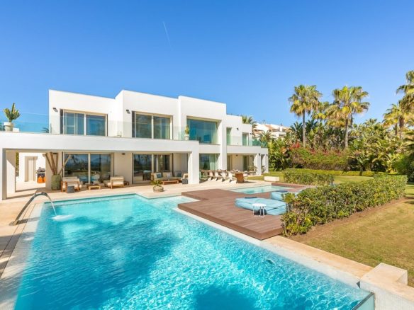 beachfront villa Puerto Banús